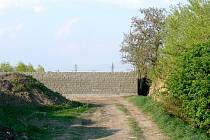Polní cestu za břeclavskými kasárnami, která byla původně spojnicí mezi zadní bránou Otisu a bývalým JZD, přeťala zeď.