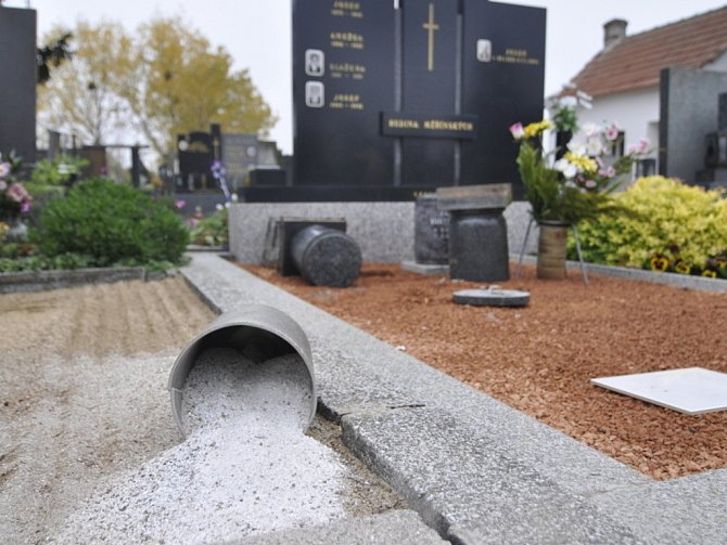 Vandalové totálně zdemolovali hřbitov ve Vranovicích. 