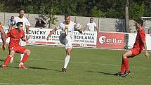 Fotbalisté Lanžhota (v červených dresech) podlehli prvoligovému Zlínu 0:2.