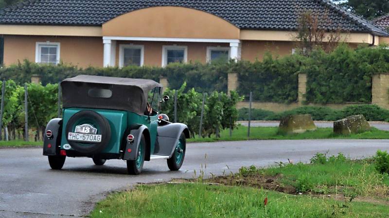 Pálavský Oldtimer přilákal na Břeclavsko desítky elegantních veteránů