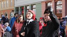 Různé masky se zúčastnily sobotní fašankové obchůzky v Mikulově. Masopustní veselí tam zpestřil tanec Pod šable. 