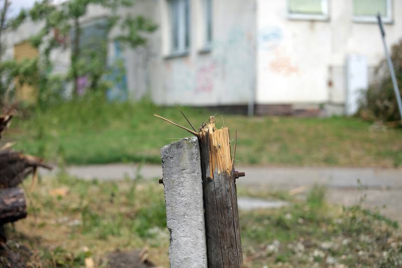 Úklid po tornádu a demolice domů v zasažených obcích na jihu Moravy.
