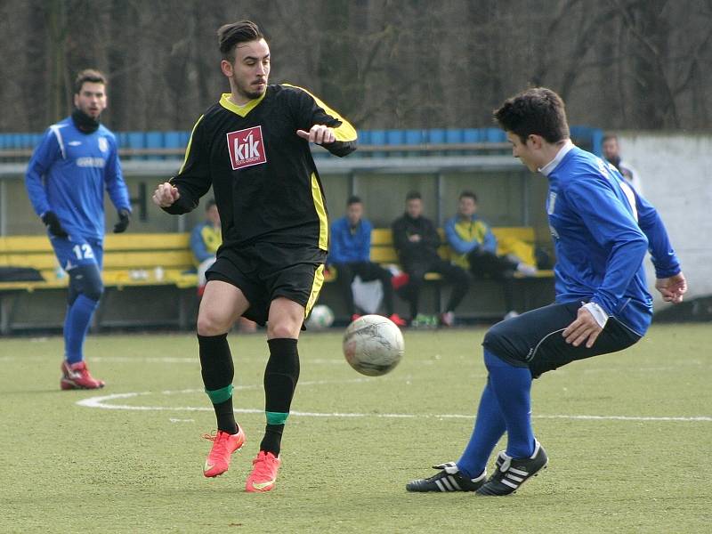 Břeclavští fotbalisté (v modrém) v záběru utkání rozstříleli slovenského třetiligistu.