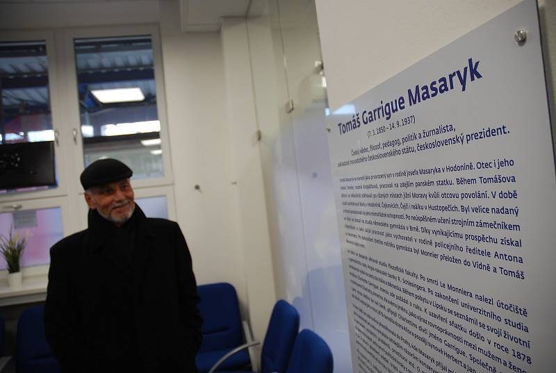 České dráhy otevřely novou čekárnu ČD Lounge ve vestibulu vlakového nádraží v Břeclavi. Na prosklených stěnách jsou siluety prezidenta Masaryka a břeclavských dominant.