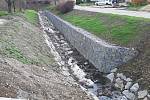 Gabionová zeď má pomoci zabránit sesuvu silnice do Nikolčického potoka.