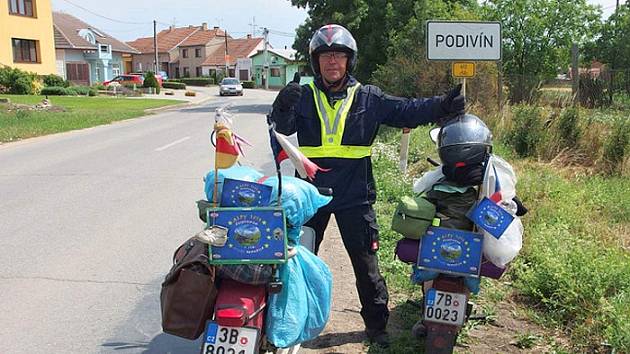 Václav Kocourek z Podivína společně s Milošem Kružíkem z Velkých Bílovic a dalšími sedmi muži jeli do italských Benátek. Na pionýrech.