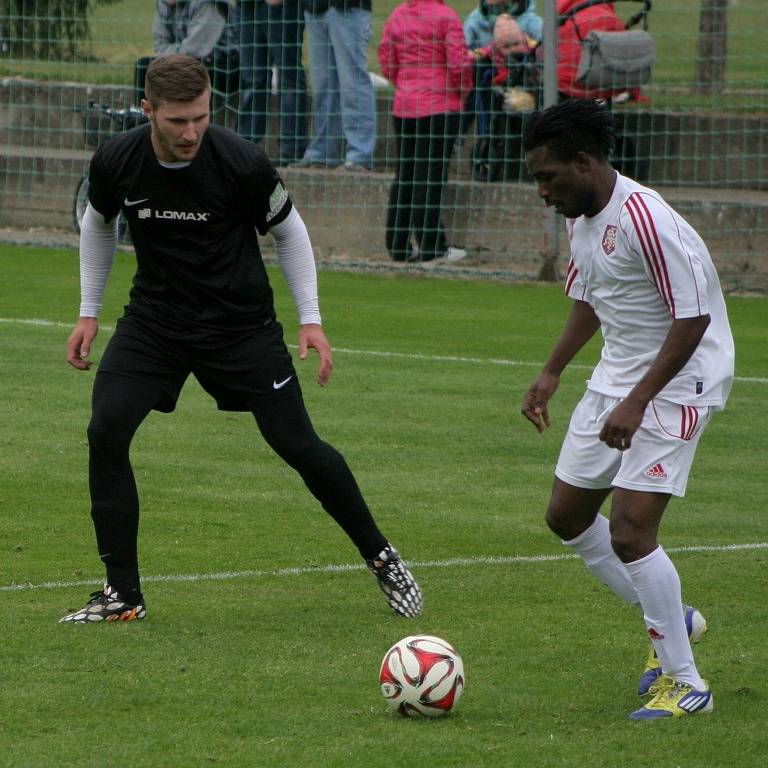 Fotbalisté Lanžhota (v bílém) deklasovali soupeře z Bořetic devíti brankami. 