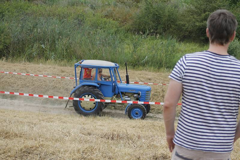 Podivín hostil závody traktorů. 