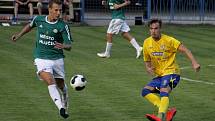 Fotbalisté Břeclavi (ve žlutém) v předehrávce zdolali Hlučín 1:0. 