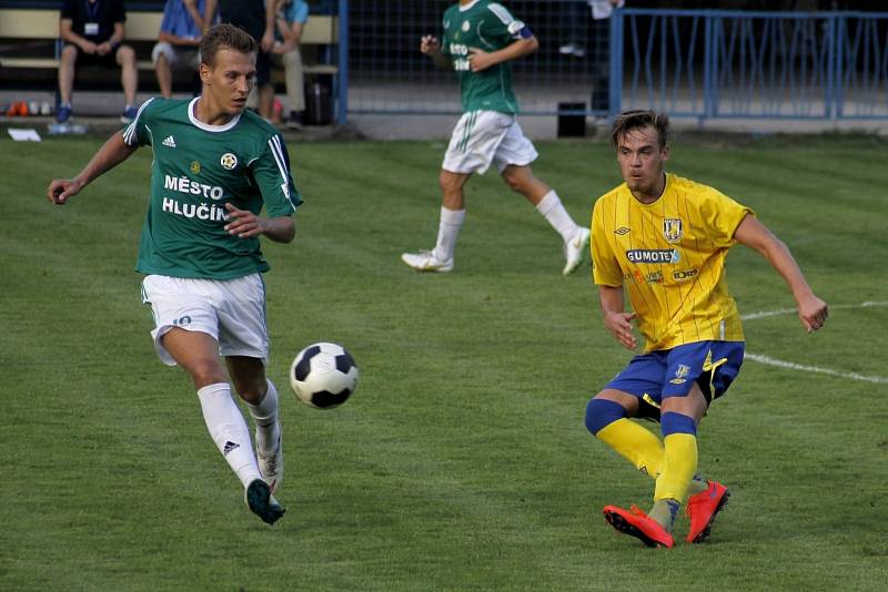 Fotbalisté Břeclavi (ve žlutém) v předehrávce zdolali Hlučín 1:0. 