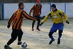 Břeclavští fotbalisté v utkání s Mikulčicemi.