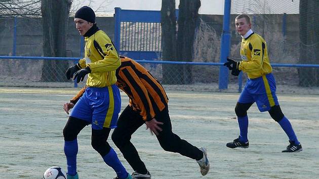 Břeclavští fotbalisté v utkání s Mikulčicemi.