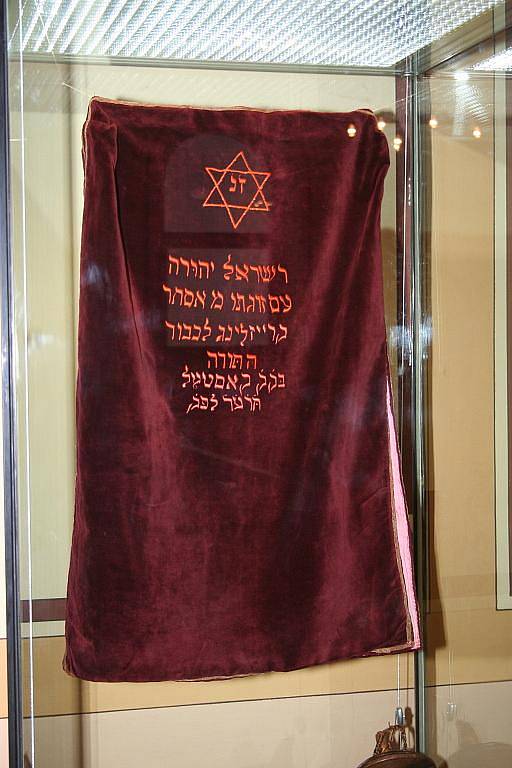 Břeclavské muzeum připravilo v tamní synagoze stálou výstavu věnovanou židovství v Břeclavi a blízkém okolí.