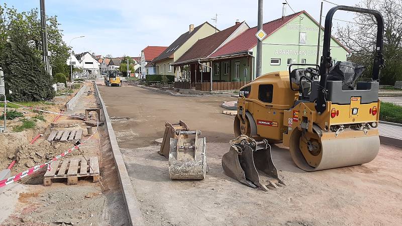 Opravy Sokolské ulice v Kobylí. Kostky tam nahradil asfalt.