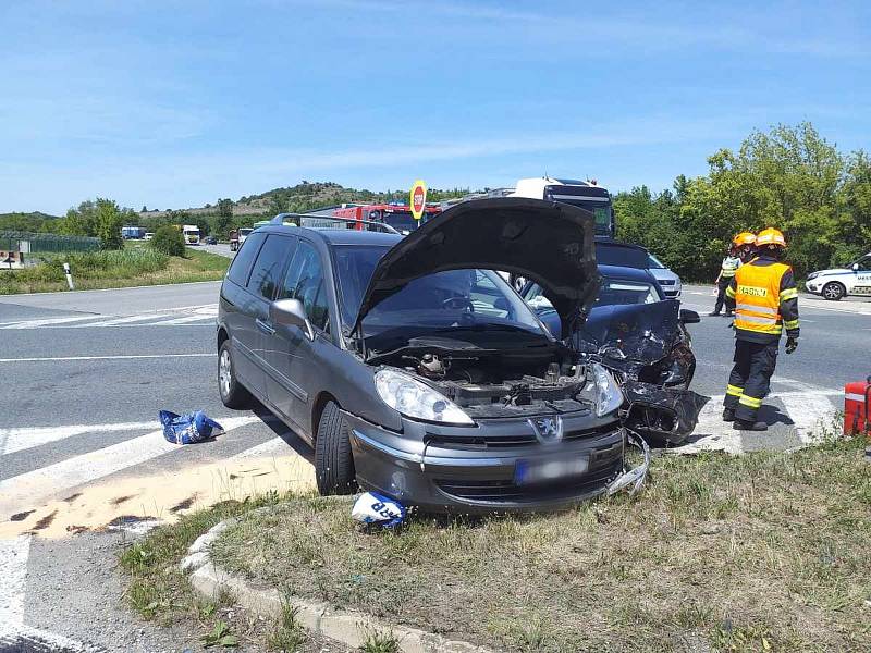 Střet tří osobních aut zablokoval ve středu odpoledne provoz v mikulovské ulici 28. října. Došlo k němu krátce před druhou hodinou. Při hromadné nehodě se zranila jedna osoba.