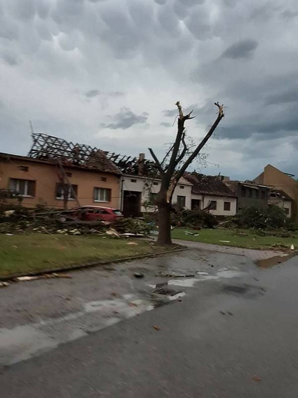 Tornádo a příval kroup velkých jako husí vejce se v čtvrtek večer prohnaly Podlužím. Na Břeclavsku způsobily katastrofální škody třeba v Moravské Nové Vsi.