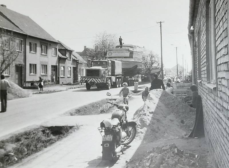 Obrázky ze života v Kosticích. Loď plující Kosticemi - takové stěhování výletní lodi bylo možné vidět v Kosticích třeba dvakrát do roka... Poskytla Přívozní