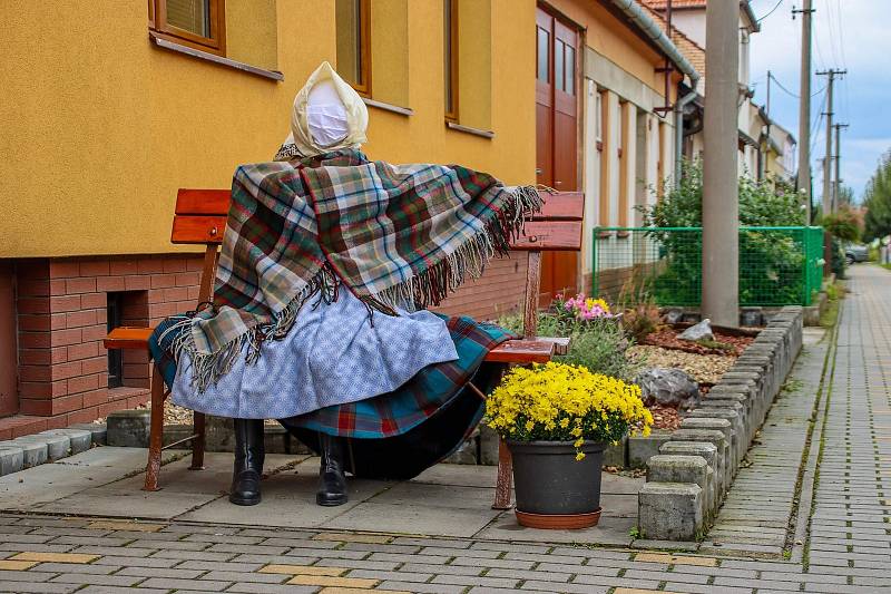 V Kosticích si užili hody alespoň vystavením krojů za okny.