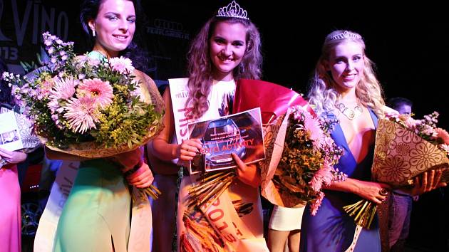 Jména vítězných dívek v soutěži Miss Víno 2013 zní Kadlecová, Klukavá, Hegarová.