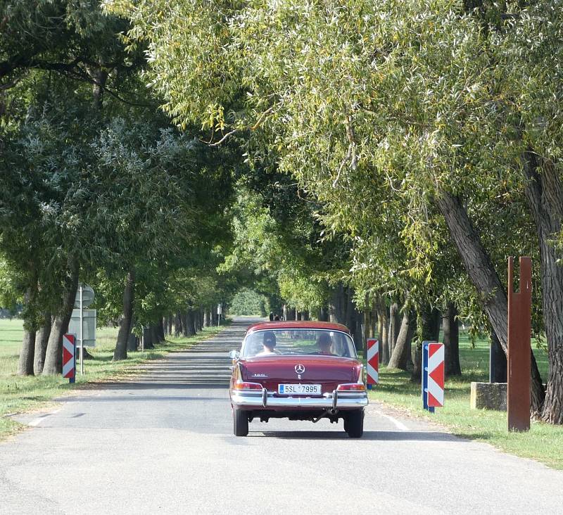 Majitelé a milovníci veteránů ukončili sezonu setkáním u lednického Janohradu, odkud vyrazili na spanilou jízdu do Mikulčic.