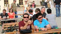 Valtice žily dva dny festivalem Víno bez hranic. K programu patřila ochutnávka moravských a rakouských vín v zámecké jízdárně.