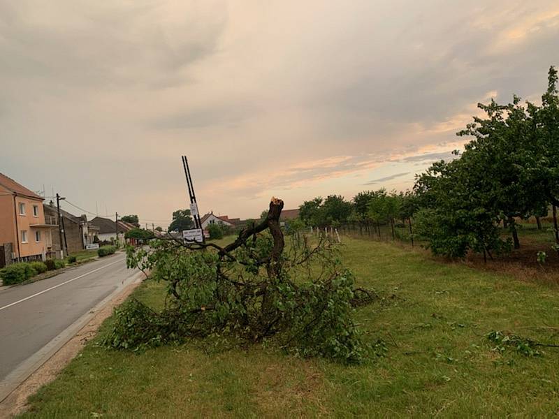 Bouřka a kroupy nadělaly škody v sobotu večer v Přibicích na Brněnsku.