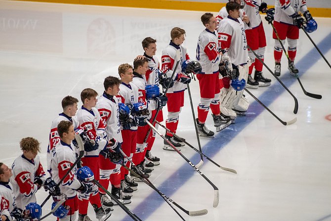 Čeští reprezentanti do osmnácti let začali Hlinka Gretzky Cup vítězně.