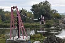 Silničáři stavějí před vjezdem do Drnholce nový most přes řeku Dyji. Hotový má být na konci května příštího roku.