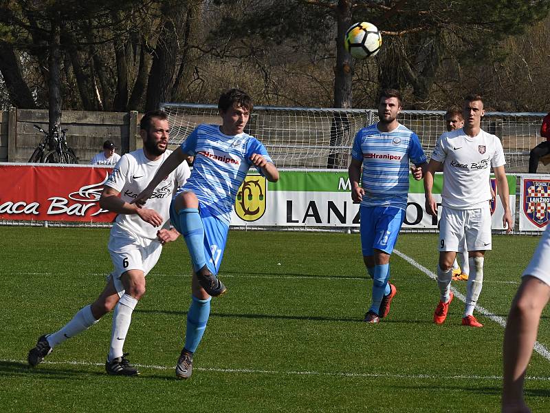 Ve 3. jarním kole divize prohráli fotbalisté Sokola Lanžhot (bílé dresy) překvapivě s AFC Humpolec 0:1.