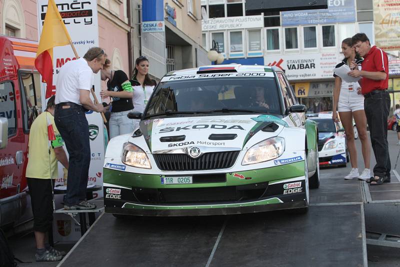 Víc než osmdesát přihlášených posádek vyrazilo z Dukelského náměstí do osmého ročníku Hustopečské rally. Pátý díl seriálu Mezinárodního mistrovství České republiky v rallye provede jezdce za dva dny po víc než 470 kilometrů dlouhé trati včetně 170 kilomet