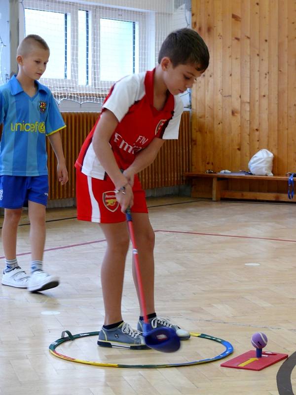 Junior Golf Club Břeclav ve spolupráci se ZŠ Břeclav-Slovácká připravil v letošním školním roce pilotní projekt výuky základů golfu pro nejmenší děti.