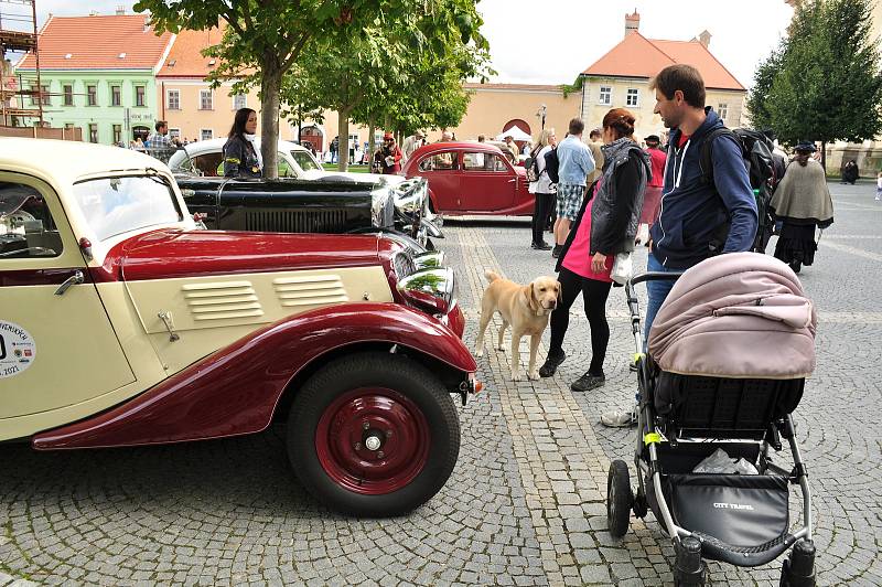 Jihem Moravy projel Pálavský Oldtimer. Předválečným veteránům mávali lidé především v Lednicko valtickém areálu.