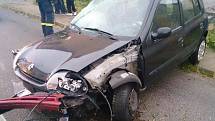Osobní auto značky Renault havarovalo v neděli před půl šestou ráno v Mikulově. Záchranná služba ošetřila na místě dvě zraněné osoby. Nehoda v ulici Komenského zkomplikovala dopravu.