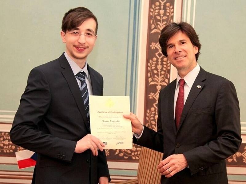 Student velkopavlovického gymnázia Denis Dagidir uspěl v soutěži Mladý velvyslanec. Certifikát mu předal ambasador Spojených států Andrew Schapiro.