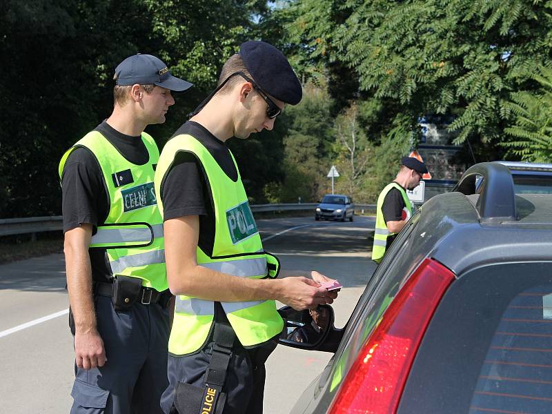 Policisté s vojáky procvičovali v úterý znovuzavedení kontrol na státní hranici se Slovenskem. Stanoviště měli i na silnici druhé třídy mezi Lanžhotem a Brodským. 