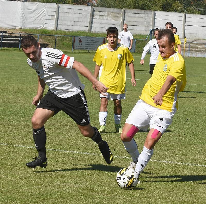 Fotbalisté Břeclavi (ve žlutém) porazili Bystřici nad Pernštejnem 1:0.