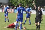 Fotbalisté Lednice (v červených dresech) porazili 3:0 Valtice a tři kola před koncem sezony oslavili postup do krajského přeboru.