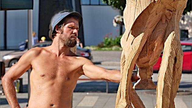 Šikovní řezbáři se sešli na náměstí v Břeclavi. Vytvořili úchvatná díla ze dřeva