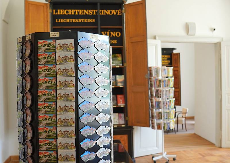 Turistická sezona 2020 se na zámku ve Valticích na Břeclavsku rozjíždí postupně. Letošní novinkou je zámecké knihkupectví, kde návštěvníci zakoupí i suvenýry.