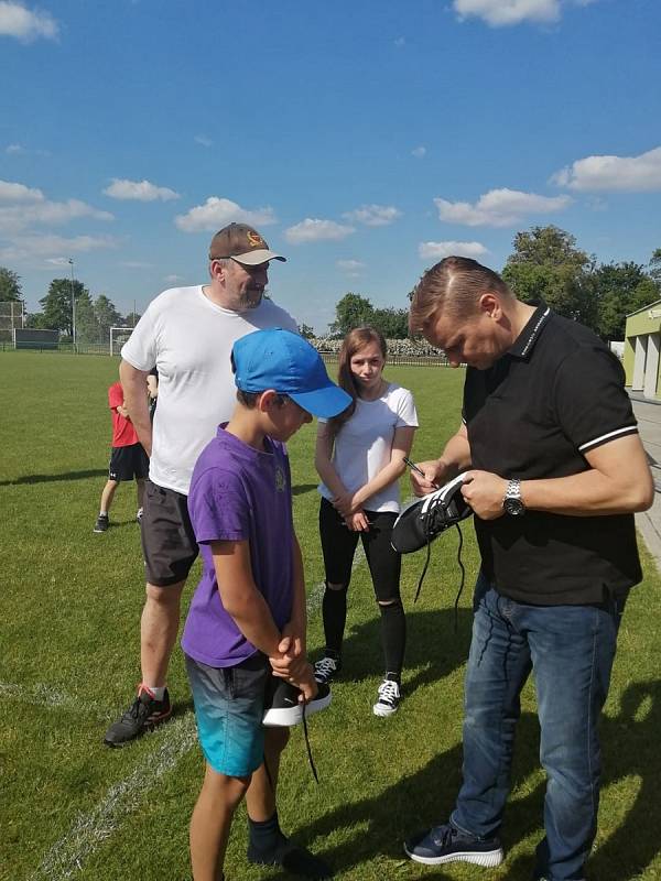 Slavnostního odpoledne ve Valticích a předání šeku z charitativní akce Hrajeme pro Aleše se zúčastnil také fotbalový internacionál Horst Siegl.