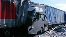  Série nehod kamionů v úterý omezovala provoz na dálnici D2 u Velkých Pavlovic ve směru na Brno. Na místě postupně havarovalo šest kamionů, dvě osoby utrpěly zranění.
