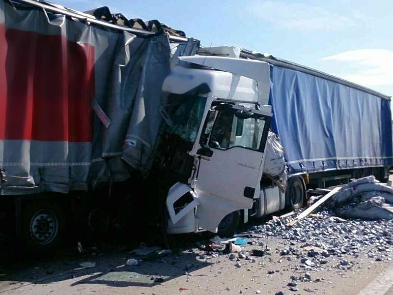  Série nehod kamionů v úterý omezovala provoz na dálnici D2 u Velkých Pavlovic ve směru na Brno. Na místě postupně havarovalo šest kamionů, dvě osoby utrpěly zranění.