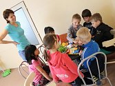 Lektorka Jitka Suchomelová s dětmi, které učí angličtinu.