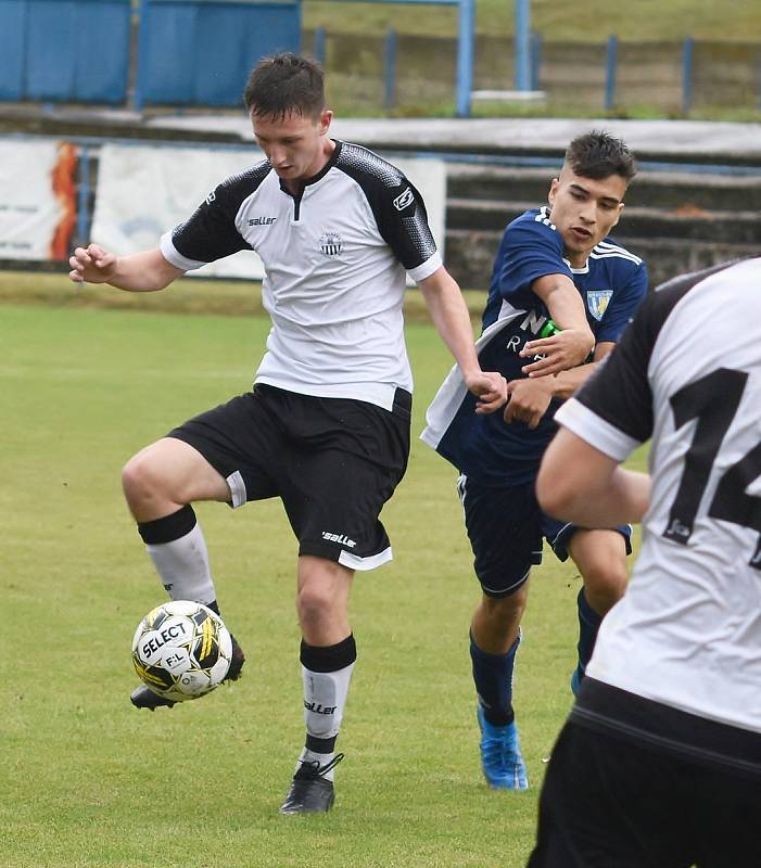 Fotbalisté Břeclavi (v modrých dresech) porazili Havlíčkův Brod 1:0.