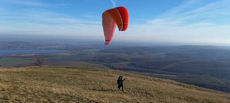 Pálava se dá projít i pěšky. Připavte si pořádné boty, teplý čaj do termosky a nezapomeňte na mapu.