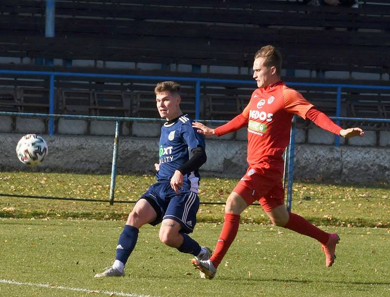 Břeclavští fotbalisté (v modrém) na závěr podzimní části divize D remizovali s rezervou Zbrojovky 0:0.