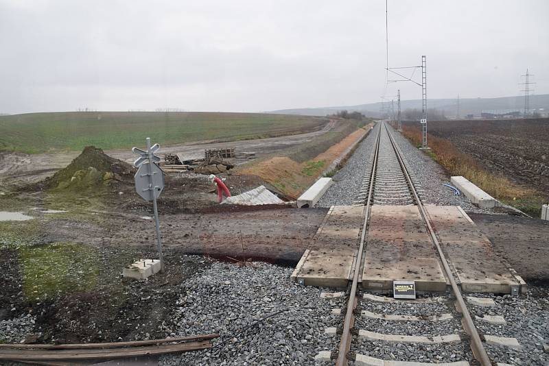 Mezi Hustopečemi a Šakvicemi v neděli poprvé vyjedou elektrické vlaky.