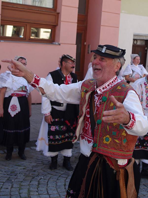 Návštěvníky v ulicích Mikulova bavila v sobotu dopoledne vystoupení folkorních souborů. Připravil je festival Sousedé.