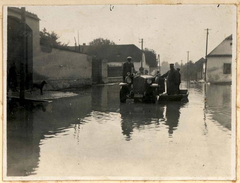 Obec Mušov musela zmizet kvůli vzniku novomlýnských nádrží. Na snímku jsou povodně v roce 1933.