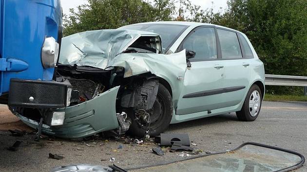 Nehoda s těžkým zraněním u Podivína, kde se střetla avie s osobním autem